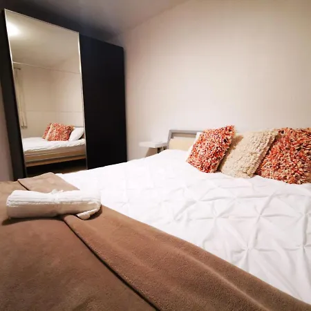 Gorgeous + Attentive Host + Free Parking Apartment York