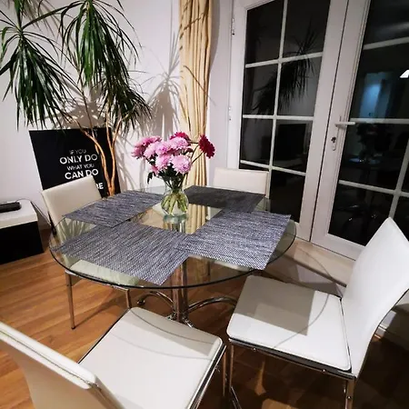 Apartment Gorgeous + Attentive Host + Free Parking