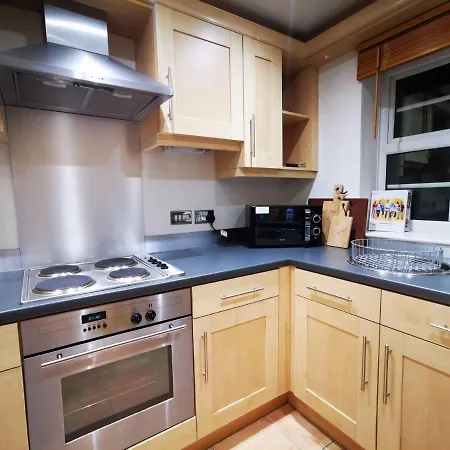 Apartment Gorgeous + Attentive Host + Free Parking *