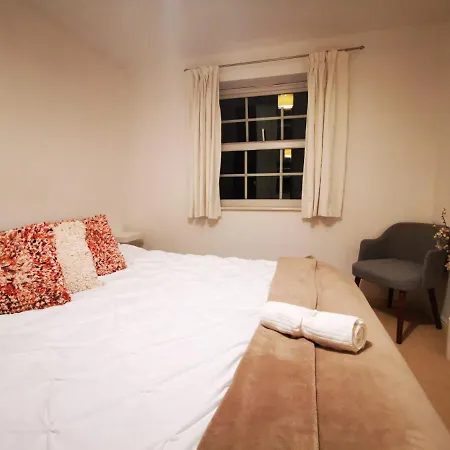 Gorgeous + Attentive Host + Free Parking Appartement York