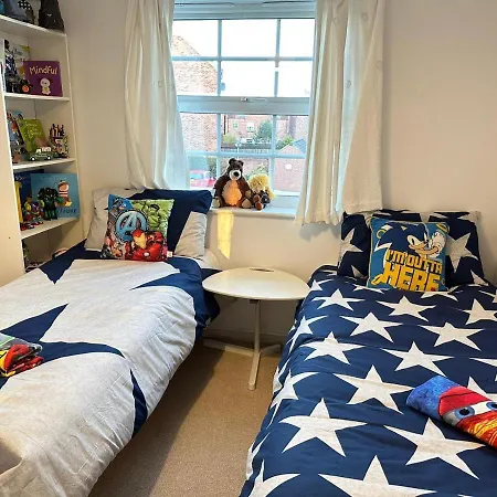Gorgeous + Attentive Host + Free Parking Apartment