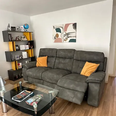 Gorgeous + Attentive Host + Free Parking Apartment York