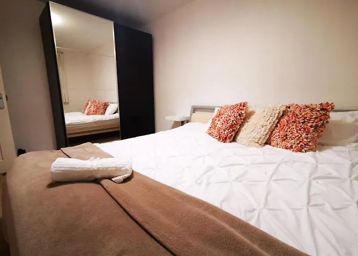 Gorgeous + Attentive Host + Free Parking Apartman York