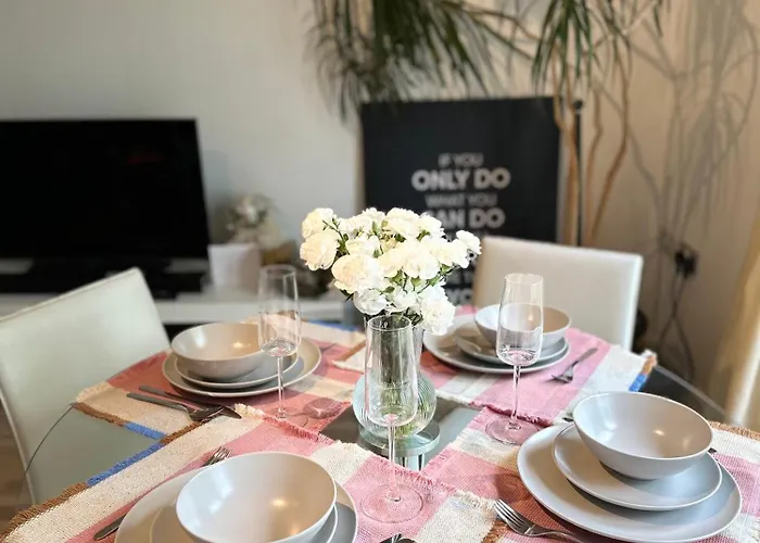 Gorgeous + Attentive Host + Free Parking Apartman *